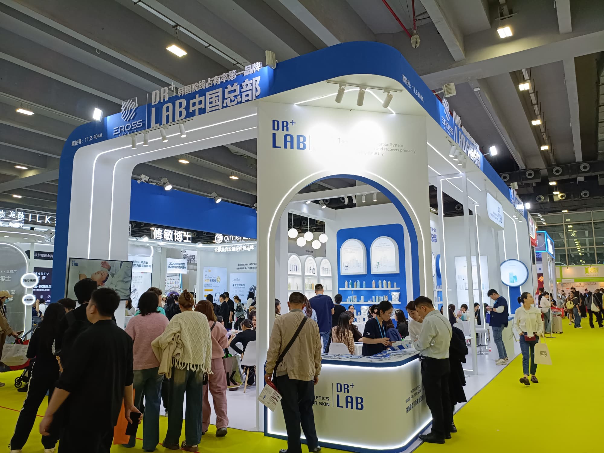 美業(yè)品牌專屬展臺(tái)定制，匠心工藝鑄就高端展會(huì)品牌形象