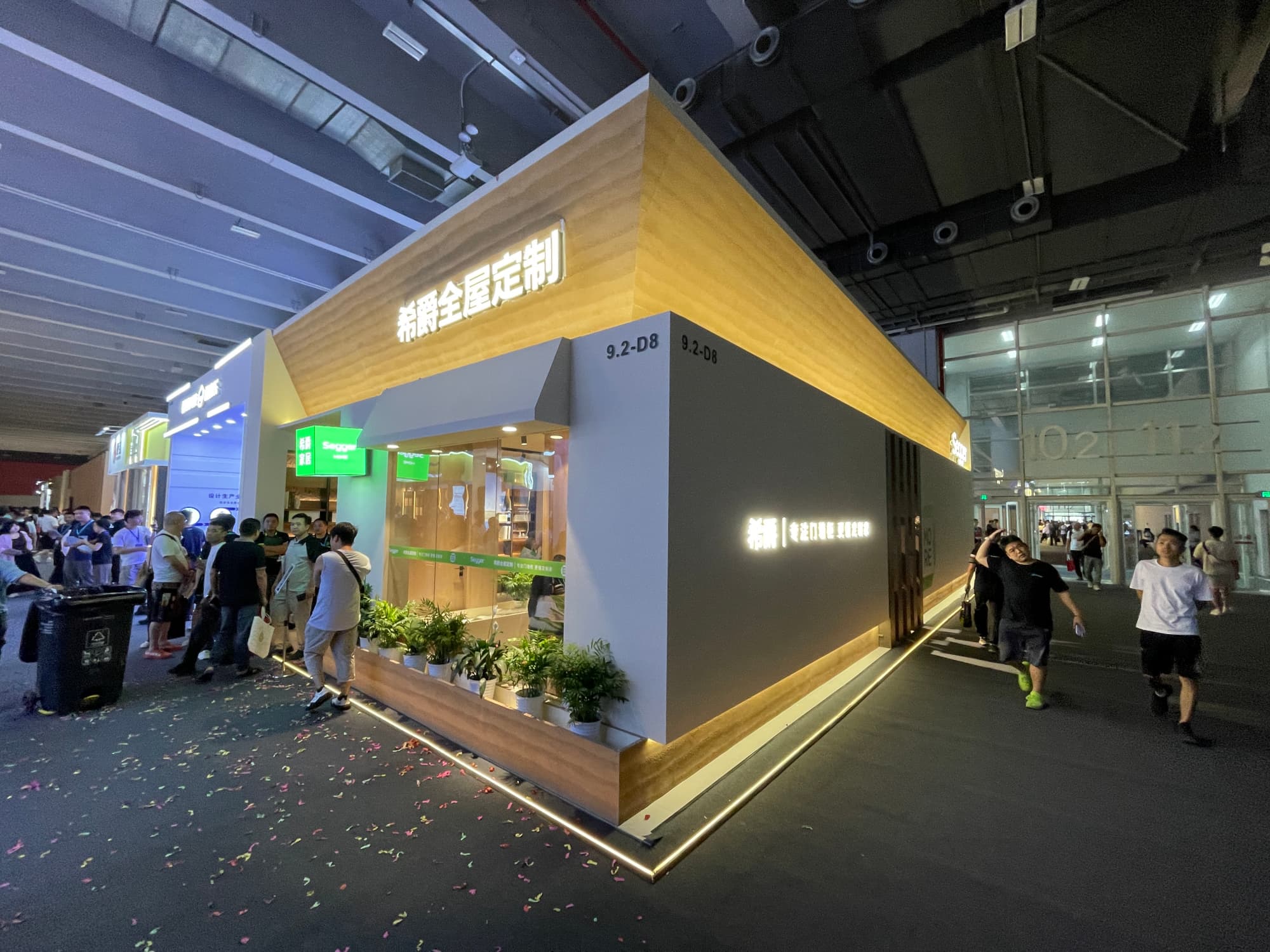 盲目追求豪華造型，建博會展臺反而掩蓋建材產品核心賣點